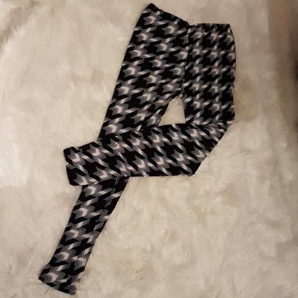 Restocked Houndstooth Buttery Soft Leggings - Picture 3 of 3